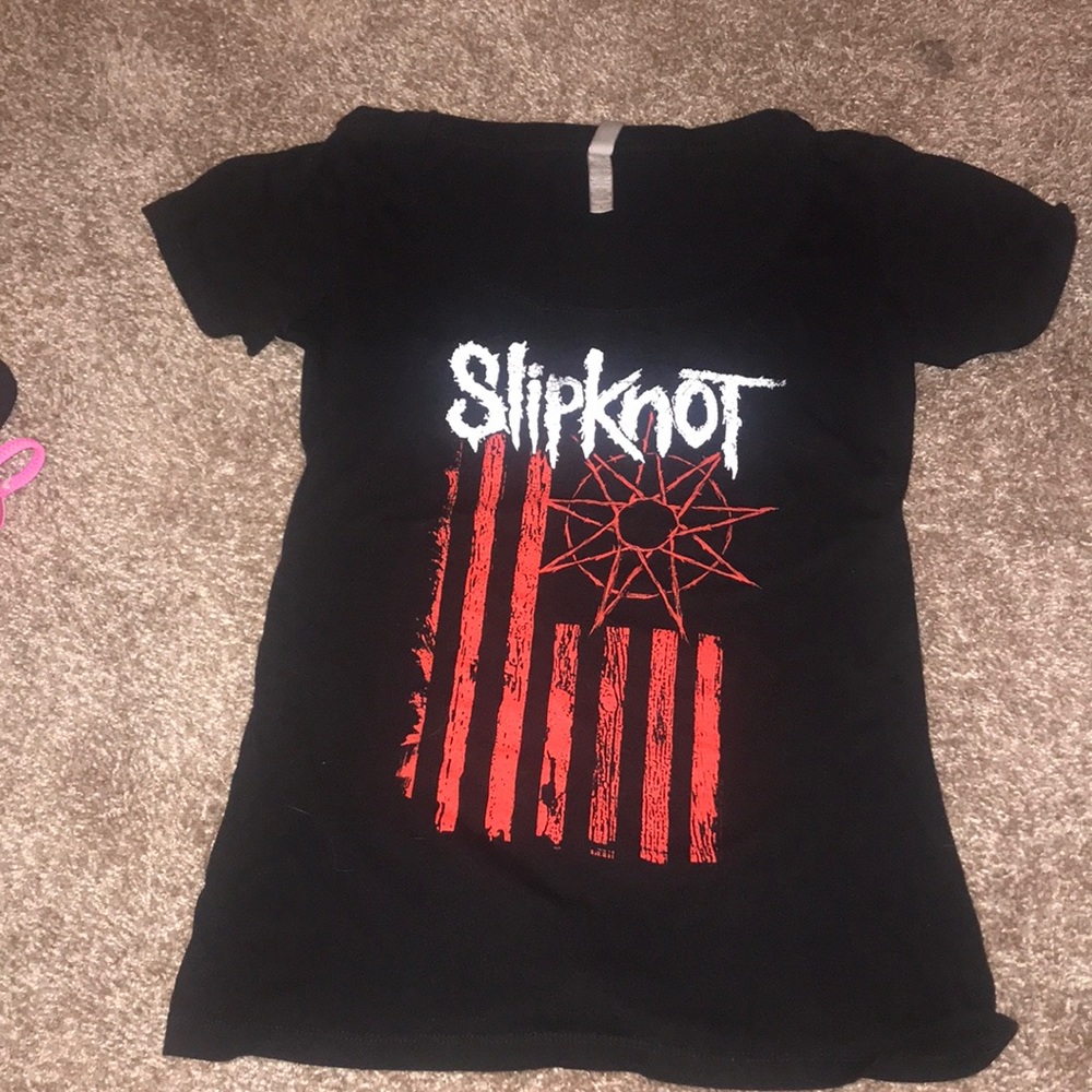 Women’s slipknot concert T-shirt.
